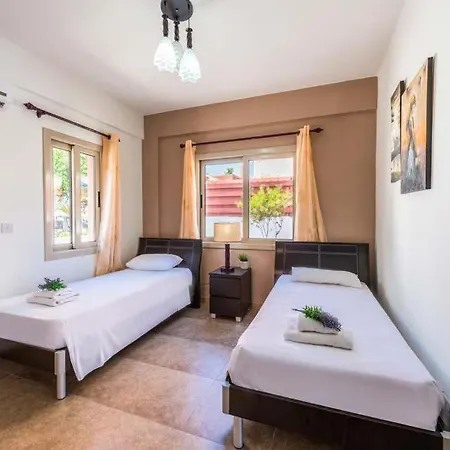 Villa In Sleeps 6 Includes Swimming Pool Air Con And Wifi *