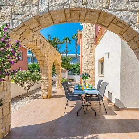 In Sleeps 6 Includes Swimming Pool Air Con And Wifi