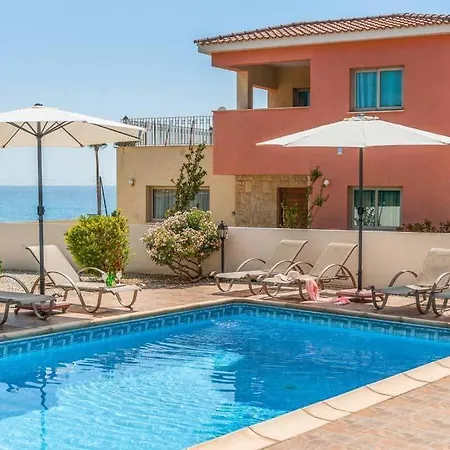 In Sleeps 6 Includes Swimming Pool Air Con And Wifi וילה