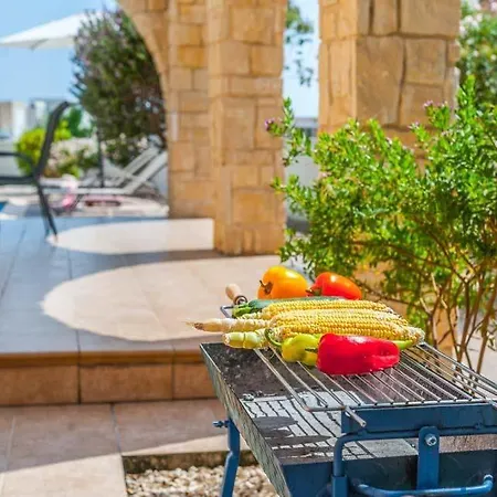 In Sleeps 6 Includes Swimming Pool Air Con And Wifi קיסונרגה