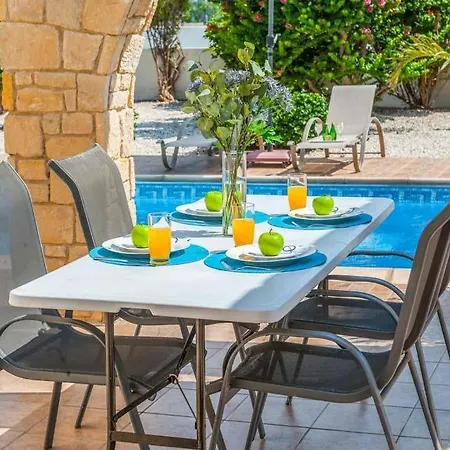 In Sleeps 6 Includes Swimming Pool Air Con And Wifi *