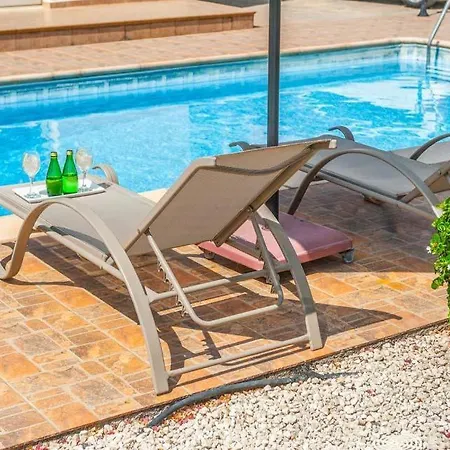 In Sleeps 6 Includes Swimming Pool Air Con And Wifi Villa *