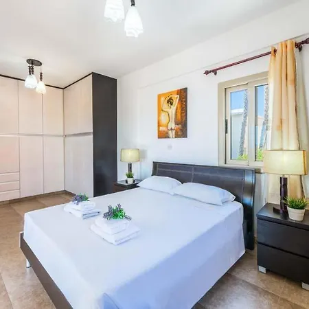 In Sleeps 6 Includes Swimming Pool Air Con And Wifi וילה