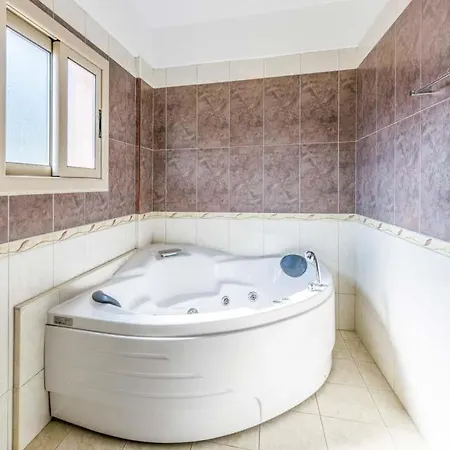 In Sleeps 6 Includes Swimming Pool Air Con And Wifi Kissonerga